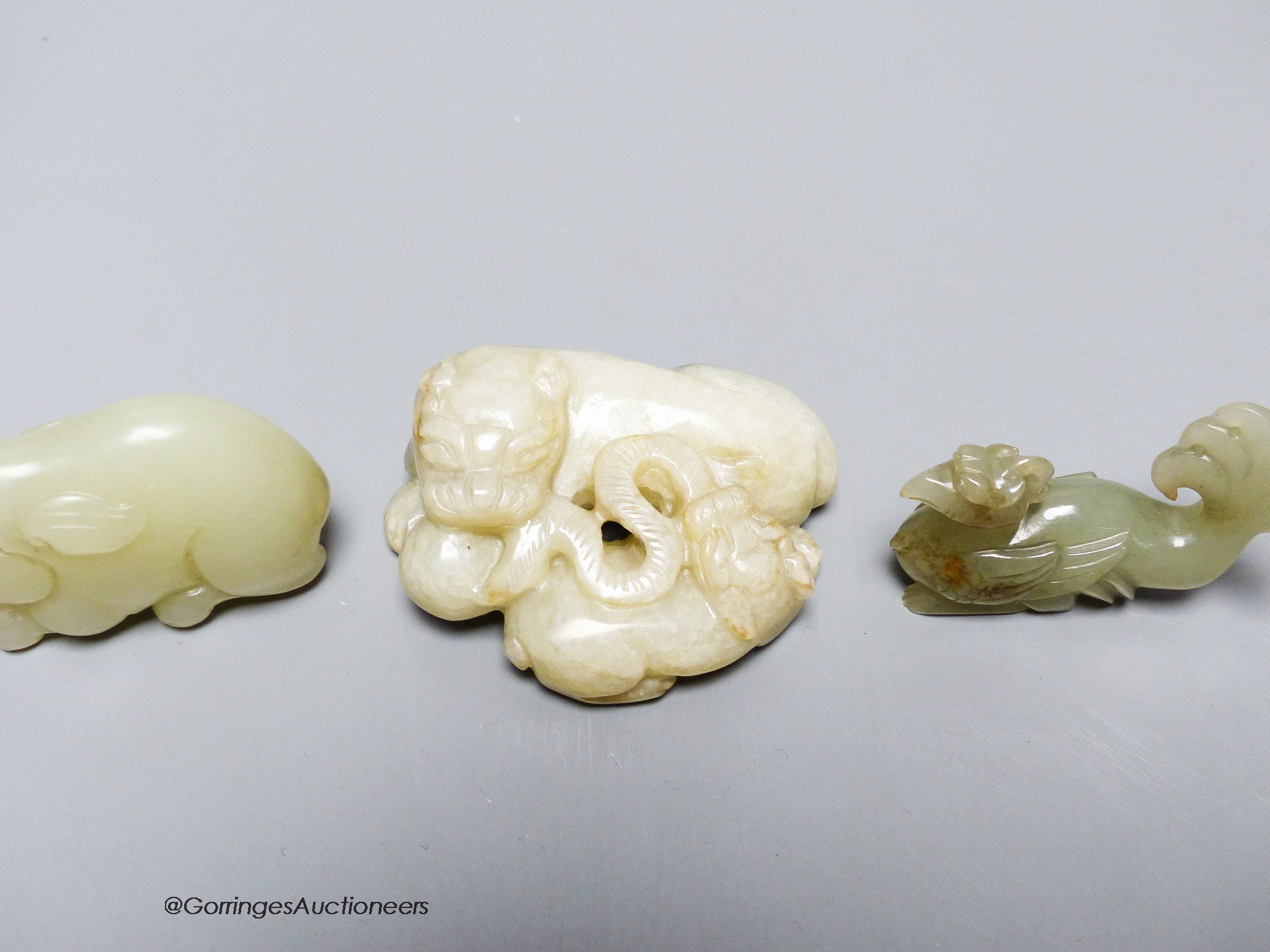 Three Chinese jade carvings of a wild cat and cub, a pig and a phoenix, 5.4 - 6.2cm